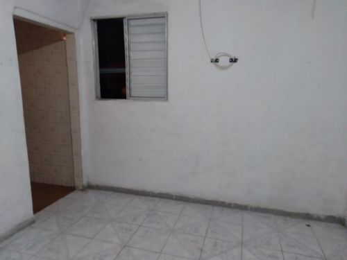 Alugo casa com quarto cozinha banheiro e área de serviço  730492