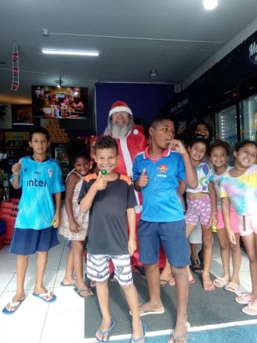  locutor fantasiado de papai Noel lojas  peças e acessórios para motos  loja de carros   725176