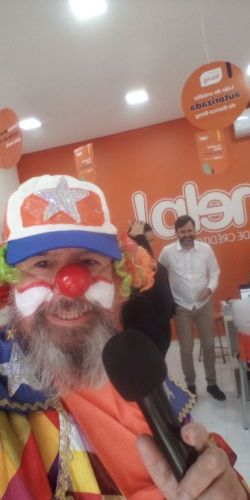 palhaço locutor em  inauguração  lojas de credito  716394